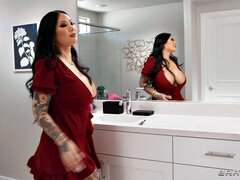 Chambre à dormir, Gros cul, Gros seins, Brunette brune, Robe, Léchez, Piercing, Douche