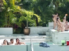Bikini, Hundestellung, Aufs gesicht abspritzen, Küssen, Lecken, Natürlichen titten, Im freien, Flotter dreier