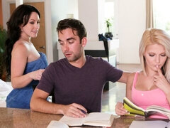 Braunhaarige, Frau frau mann, Handjob, Hardcore, Lecken, Milf, Strümpfe, Jungendliche (18+)