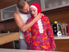 Grosse bite, Sucer une bite, En levrette, Cuisine, Seins naturels, Maigrichonne, Adolescente, Nénés