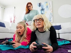 Røv, Lesbisk, Lingerie, Onani, Strapon, Stripning, Teenager, Bryster