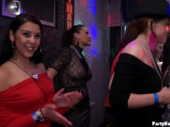 Ela vestida ele nu, Vestidas, Dançando, Fêmea, Grupo, Hardcore, Meias finas, Swingers