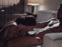 Store pupper, Brunette, Familie, Fingring, Slikking, Svelge, Tabu, Tattovering