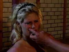 Blonde, Bondage, Nue  à poil, Maigrichonne, Esclave, Attachée, Nénés