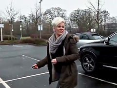 Bezwstydna kobieta z NL pokazuje publicznie swoje wdzieki