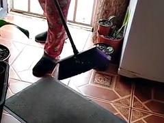 Mom gives the corn after cleaning