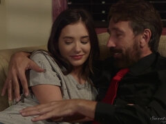 Rumpa, Brunett, Bystig, Universitet, Liten och nätt, Piercing, Tatuering, Tuttar