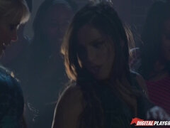 Brunetka, Kuchnia, Naturalne cycki, Drobna, Rzeczywistość, Krótkie włosy, Spódnica, Podglądacz