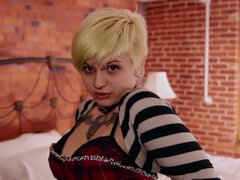 Only3x ladies - curvy punk playing solo (1080p)