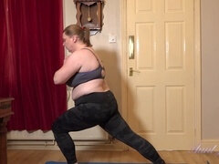 Rachel, une plantureuse et coquine femme au foyer mature de tante Judy, fait une séance de yoga coquine