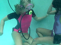 2 femmes under the water and one regulator.