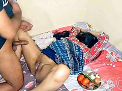 Kamwalibai Ko Choot me Bhindi Chusate Dekha Mailk Ne Fir Use Damki Dekar Choot Mari