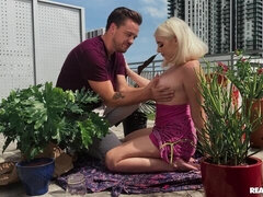 Grote lul, Blond, Hondjeshouding, Natuurlijke tieten, Buiten, Kort haar, Tiener, Tieten likken