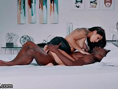 Grosse bite, Noire, Sucer une bite, Brunette brune, Noir ébène, Interracial, Embrassement, Fille latino