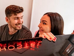 Amatööri, Makuuhuone, Iso kulli, Suihinotto, Ruskeahiuksinen, Luonnolliset tissit, Laiha, Teini