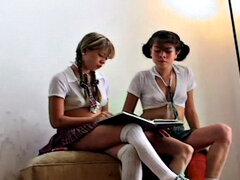 Blonde, Sucer une bite, Fétiche, Lesbienne, Masturbation, Petite femme, Pov, Élève