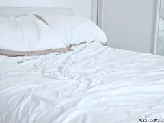 Lieveling, Blond, Seksspeelgoed, Masturbatie, Slet, Softcore pornografie, Tieten likken, Vibrator