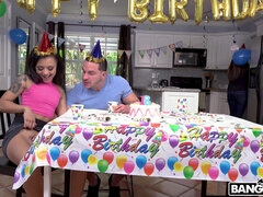 Brunetka, Líbání, Kuchyně, Sukně, Tetování, Teenka