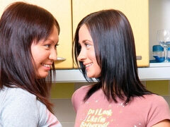 Enthousiasteling, Lesbisch, Kut duiken, Geschoren, Strippen, Tiener, Tieten likken, Speelgoed