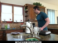 Grote mammen, Pijpbeurt, Rondborstig, Dichtbij, Sperma shot, Keuken, Moeder, Stiefmoeder