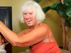 Gordita, Semen en la boca, Corridas, Pajear, Lamidas, Maduro, Tetas naturales, Cabello corto