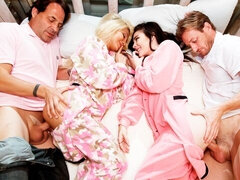 Gros cul, Grosse bite, Sucer une bite, En levrette, Le plan cul à quatre, Groupe, Seins naturels, Petite femme