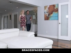 Grosse bite, Blonde, Tir de sperme, En levrette, Faciale, Hard, Réalité, Adolescente