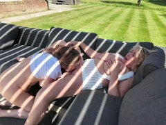 Пальцем, Лесбиянка, Зрелые, Милф, Натуральные сиськи, На природе, Киски, Сквиртинг