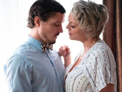 Stor røv, Pik sutte, Håndjob, Kysse, Mor jeg gerne vil kneppe, Kort hår, Stripning, Tatovering