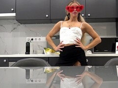 Ufficio, Mutandine, Segretaria, Gonna, Tatuaggi, Video di donne in gonna