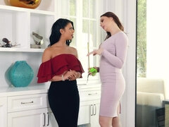 Velké kozy, Brunetka, Evropské, Sezeni na obličeji, Líbání, Přírodní prsa, Pička, Kozičky