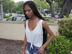 Amerikai, Kutya póz, Kőkemény, Lóvé, Természetes mellek, Szabadban, Valóság, Tetkó