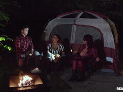 Stor rumpe, Kukk suging, Støvletter, Kvinner mann, Spøker, Kyssing, Fitte, Trekant