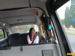 Rumpe, Brunette, Bil, Bakfra, Utendørs, Barbert, Skjørt, Tattovering