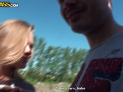 Blondýna, Venku, Piercing, Na veřejnosti, Stydlivá, Tetování