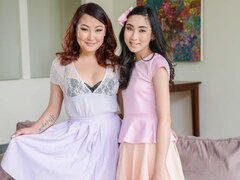 Asiatisch, Grosse titten, Blasen, Hundestellung, Handjob, Natürlichen titten, Jungendliche (18+), Flotter dreier