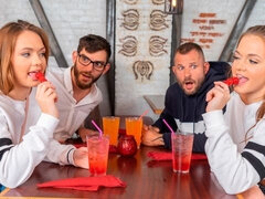 Blondine, Pik sutte, Hundestilling, Håndjob, Teenager, Trekant, Bryster, Toilet