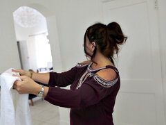 18 jaar, Anaal, Bruinharig, Hondjeshouding, Vingeren, Zoenen, Natuurlijke tieten, Tieten likken