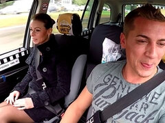 Rumpa, Avsugning, Bil, Doggystyle, Fingering, Handjobb, Milf, Utomhus