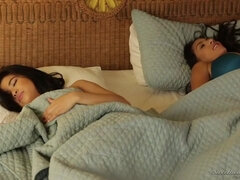 Asiater, Rumpe, Babe, Stor rumpe, Store pupper, Brunette, Lesbisk, Milf