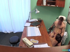 Enthousiasteling, Arts, Sperma in gezicht, Likken, Kantoor, Kut duiken, Uniformpje, Bekijker