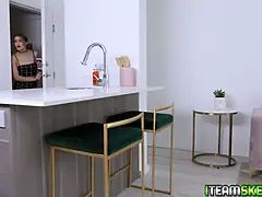 Brunetta, Da dietro, Facciale, Latina, Gnomi, Tette naturali, Tette, Uniforme