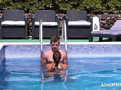 Stor kuk, Långt ner i halsen, Fingering, Slick, Pool, Fitta, Rakad, Under vattnet