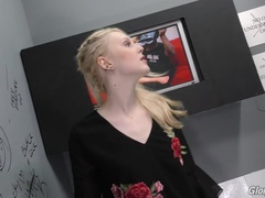 ブロンド, 顔射, のぞき穴, 小柄, 剃毛, ゴックンする