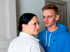 Avsugning, Brunett, Doggystyle, Milf, Naturliga tuttar, Kjol, Stockings, Strippning