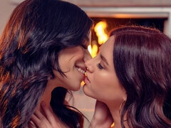 Ruskeahiuksinen, Sormetus, Suudella, Lesbo, Itsetyydytys, Pillu, Sukkahousu, Strippaus