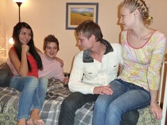 Υπνοδωμάτιο, Μεγάλος κώλος, Πίπα, Σε στάση σκύλου στα τέσσερα, Κουαρτέτο, Φυσικά βυζιά, Έφηβος, Βυζιά