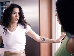 Stor røv, Give finger, Kysse, Lingerie, Naturlige bryster, Fisse, Barberet, Teenager