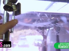 Avsugning, Sperma shot, Långt ner i halsen, Doggystyle, Fyrkant, Handjobb, Fitta, Skriker