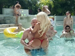 Anal, Salle de bains, Gros seins, Blonde, Brunette brune, Faciale, Tatouage, Plan cul à trois